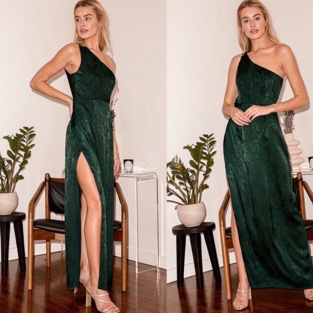 Lulu’s emerald green dress